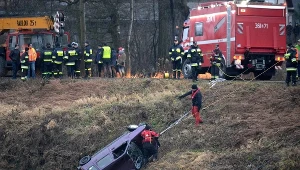 Strażacy wydobywają z rzeki samochód Tico, którym być może podróżowały nastolatki