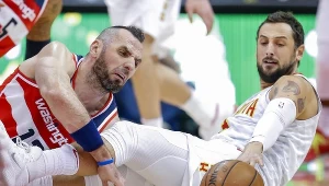 Marcin Gortat (z lewej, w poprzednim starciu z Atlantą, z prawej jej obrońca Marco Belinelli).