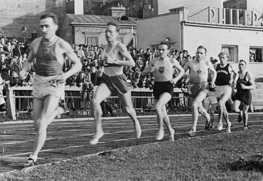 Janusz Kusociński prowadzi w biegu na 5000 metrów. Warszawa 1937 rok