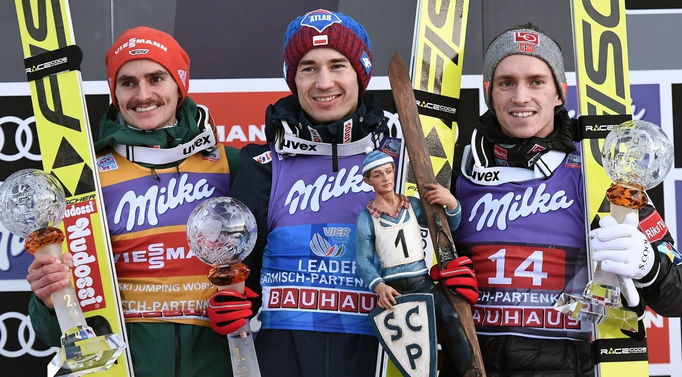 Kamil Stoch (w środku). Z lewej Richard Freitag, z prawej Anders Fannemel Kamil Stoch (w środku). Z lewej Richard Freitag, z prawej Anders Fannemel