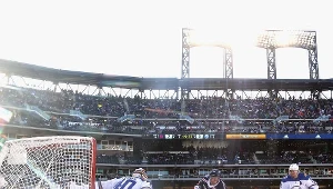 Robin Lehner z Buffalo Sabres broni strzał Michaela Grabnera z New York Rangers