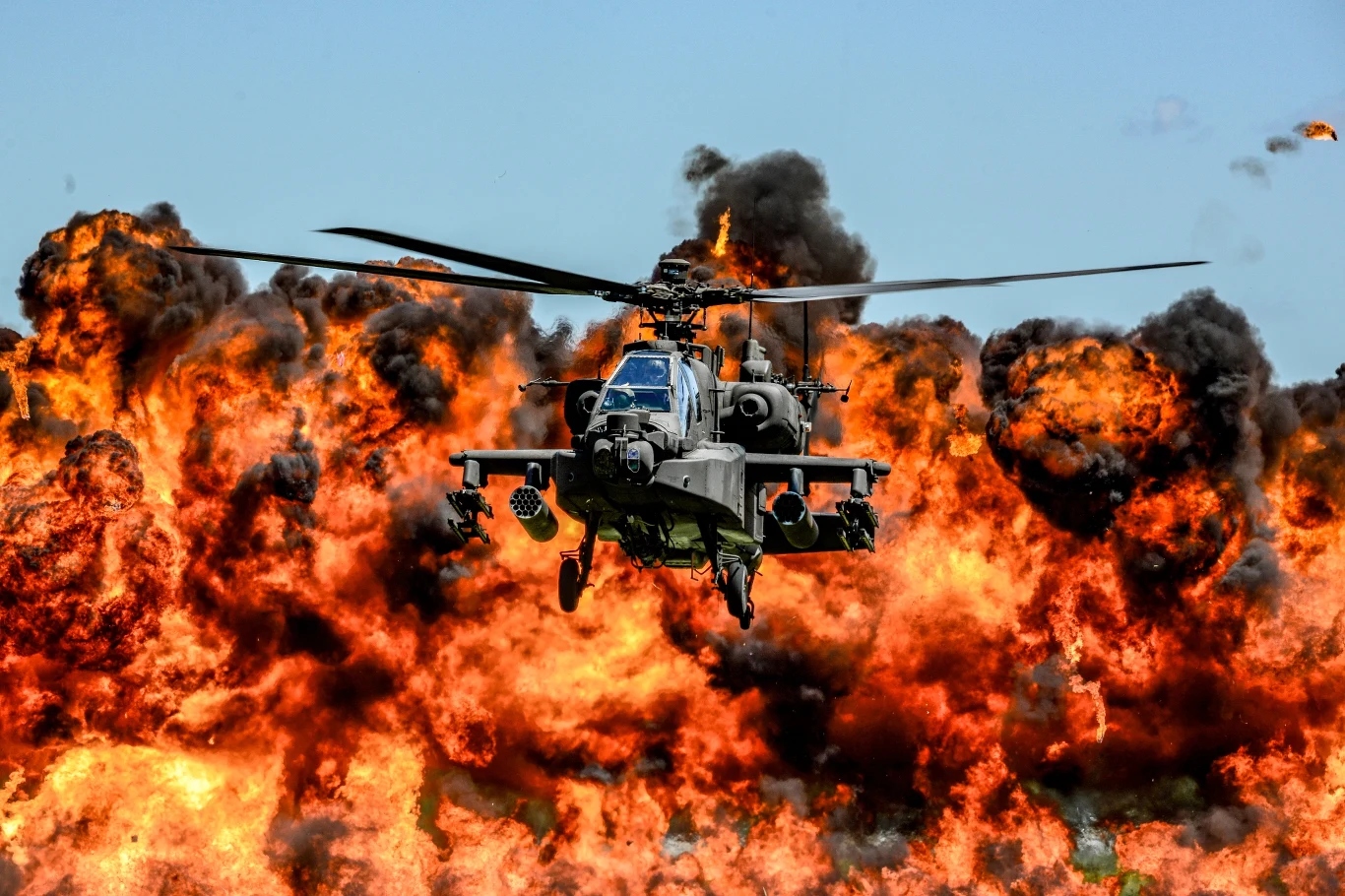 Śmigłowiec AH-64D Apache należący do Gwardii Narodowej podczas pokazów 