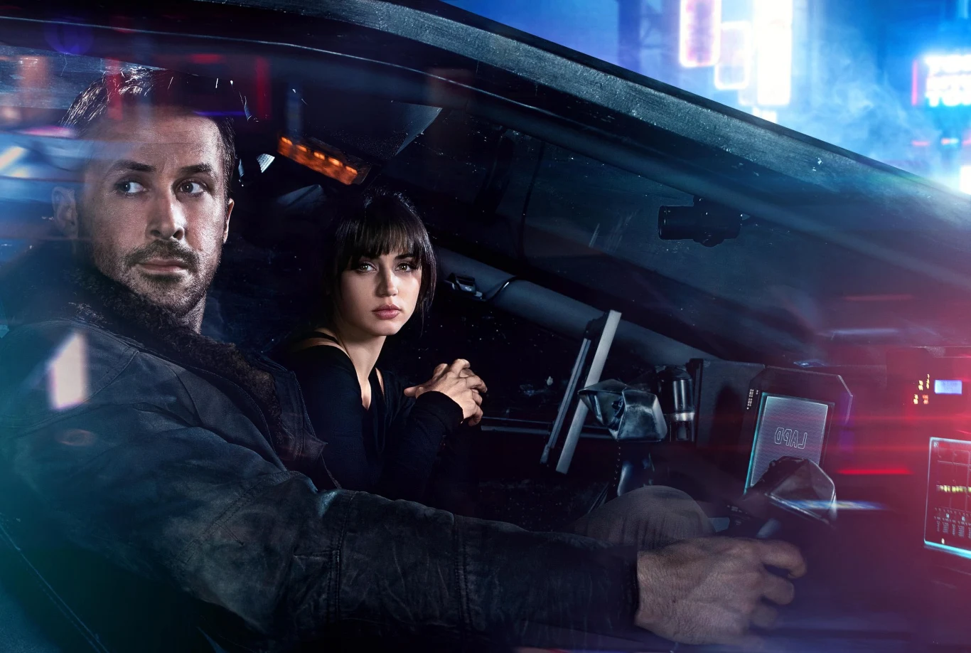 Ryan Gosling i Ana de Armas w scenie z filmu "Blade Runner 2049"