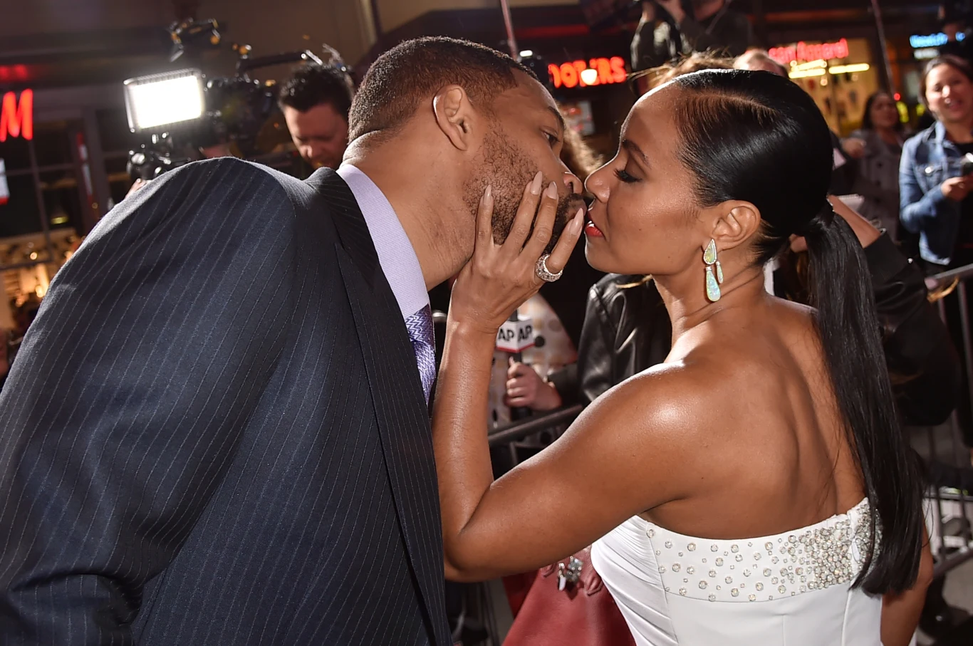 Słynna hollywoodzka para Will Smith i Jada Pinkett Smith świętuje 20. rocznicę ślubu. W związku z tą okazją Smith umieścił emocjonalny wpis na swoim Instagramie. "Nauczyłem się, że miłość to słuchanie, miłość to dawanie, miłość to wolność" - oto fragment jego postu.

(PAP)