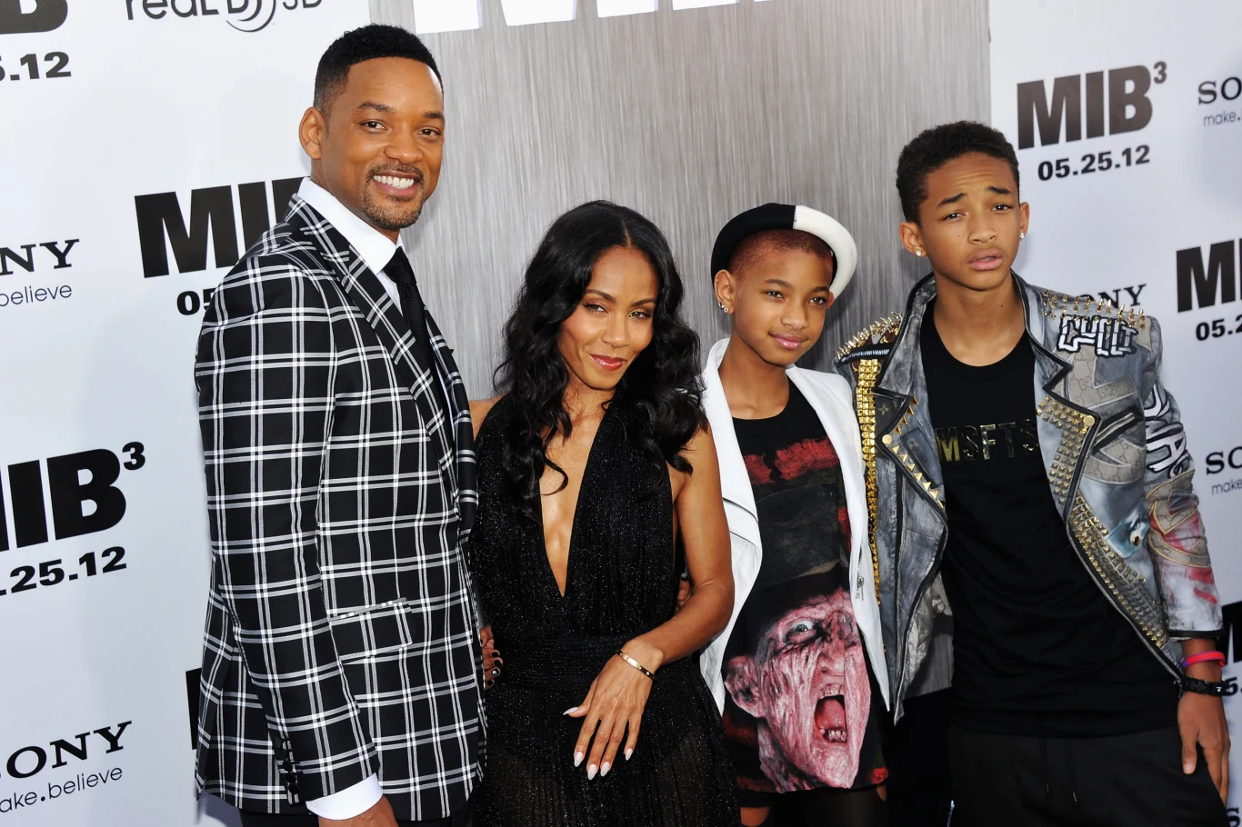 Smith i Pickett mają dwoje dzieci - 19-letniego Jadena i 17-letnią Willow. Smith ma też syna z poprzedniego małżeństwa z Sheree Zampino - 25-letniego Treya. Oboje mieli w przeszłości nietuzinkowych partnerów - on spotykał się m.in. z modelką Tyrą Banks, ją łączono z raperem Tupakiem. Obecnie Will i Jada mieszkają na ranczu pod Santa Monica.

(PAP)