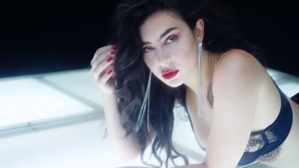 Charli XCX dla magazynu "Love"