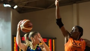 Zawodniczki CCC Polkowice Miljana Bojović (C) i Temitope Fagbenle (P) oraz Karolina Elhotova (L) z ZVVZ USK Praga