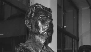 Wystawa rzeźb Ferdynanda Jarochy "Żołnierze, partyzanci, bojownicy".  Rzeźba popiersia Jerzego Iwanowa-Szajnowicza