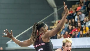 Zawodniczka Artego Bydgoszcz Julie McBride (P) oraz Clarissa Dos Santos (L) z FCB Carolo Basket Charleville-Mezieres