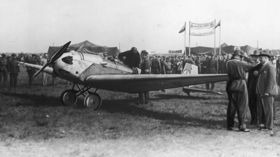 Publiczność na lotnisku Ławica w czasie zawodów awionetek. Zdjęcie z 1929 roku Publiczność na lotnisku Ławica w czasie zawodów awionetek. Zdjęcie z 1929 roku