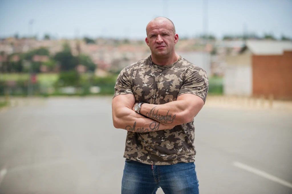 Po występie w "Pitbullu" Oświeciński wziął udział w programie TVN "Agent - Gwiazdy". Jak przyznaje, od tego momentu poczuł, co to znaczy popularność.
- To spadło na mnie jak grom z jasnego nieba. Przed "Pitbullem" zdarzało się, że ktoś mnie rozpoznał jako Andrzejka z "M jak miłość" i to było miłe, ale po "Agencie" i "Pitbullu" nie mogę spokojnie przejść ulicą. Nagle uświadomiłem sobie, że np. zdjęcia z mojego konta na portalu społecznościowym będą znane wszystkim, nie tylko znajomym. Pomyślałem sobie: "Stary, teraz musisz uważać, co robisz". Jestem w sklepie i pięć razy pomyślę, czy włożyć piwo do koszyka. Robię sobie z ludźmi mnóstwo zdjęć, podpisuję się... Ale to cały czas jest miłe. Zdaję sobie sprawę, że bez tych ludzi mnie nie ma - zdradził w rozmowie z Katarzyną Sobkowicz ("Super TV"). Po występie w "Pitbullu" Oświeciński wziął udział w programie TVN "Agent - Gwiazdy". Jak przyznaje, od tego momentu poczuł, co to znaczy popularność.
- To spadło na mnie jak grom z jasnego nieba. Przed "Pitbullem" zdarzało się, że ktoś mnie rozpoznał jako Andrzejka z "M jak miłość" i to było miłe, ale po "Agencie" i "Pitbullu" nie mogę spokojnie przejść ulicą. Nagle uświadomiłem sobie, że np. zdjęcia z mojego konta na portalu społecznościowym będą znane wszystkim, nie tylko znajomym. Pomyślałem sobie: "Stary, teraz musisz uważać, co robisz". Jestem w sklepie i pięć razy pomyślę, czy włożyć piwo do koszyka. Robię sobie z ludźmi mnóstwo zdjęć, podpisuję się... Ale to cały czas jest miłe. Zdaję sobie sprawę, że bez tych ludzi mnie nie ma - zdradził w rozmowie z Katarzyną Sobkowicz ("Super TV").