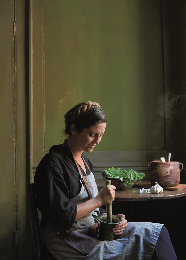 Zioła pełnią w kuchni gruzińskiej bardzo dużą rolę (na zdjęciu Olia Hercules, autorka książki "Kaukasis")