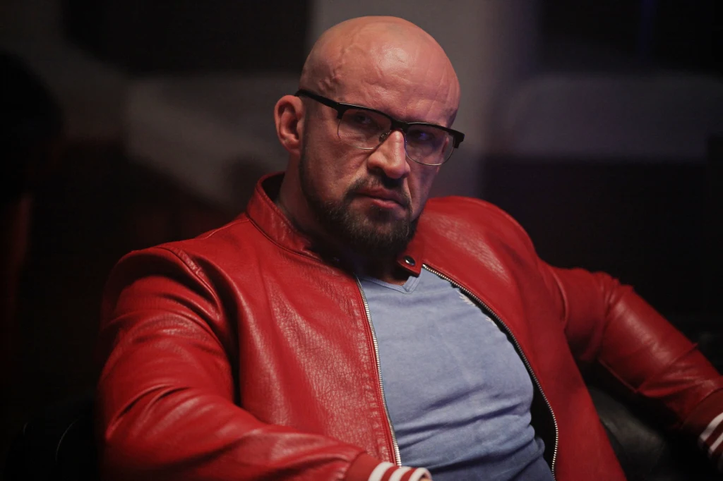 W tym roku na ekranach pojawi się w nowym filmie Vegi "Kobiety mafii", ale Oświeciński chciałby też spróbować swych sił na deskach teatru.
- Spektakl teatralny byłby dla mnie wyzwaniem, a ja lubię wyzwania. To zupełnie inne aktorstwo! Zresztą jeszcze nie zacząłem grać, a już miałem taki sen: stoję za kulisami, przede mną kurtyna. Słyszę oklaski, wiem, że za chwilę muszę wyjść na scenę i nagle zdaję sobie sprawę, że nie znam tekstu, nawet nie wiem, w czym gram! I budzę się przerażony... - mówił w wywiadzie dla "Super TV". W tym roku na ekranach pojawi się w nowym filmie Vegi "Kobiety mafii", ale Oświeciński chciałby też spróbować swych sił na deskach teatru.
- Spektakl teatralny byłby dla mnie wyzwaniem, a ja lubię wyzwania. To zupełnie inne aktorstwo! Zresztą jeszcze nie zacząłem grać, a już miałem taki sen: stoję za kulisami, przede mną kurtyna. Słyszę oklaski, wiem, że za chwilę muszę wyjść na scenę i nagle zdaję sobie sprawę, że nie znam tekstu, nawet nie wiem, w czym gram! I budzę się przerażony... - mówił w wywiadzie dla "Super TV".