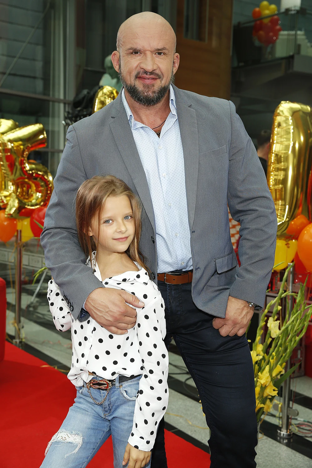 Córką Tomasza Oświecińskiego jest Majka - młodziutka aktorka znana z roli Julii Nowak z "Na Wspólnej". Dwa lata temu rozstał się z żoną, z którą teraz dzieli się opieką nad córeczką.
Oświeciński twierdzi, że kiedy dowiedział się, iż zostanie ojcem, od razu zaczął marzyć o córce. "Inni faceci chcą mieć syna, a ja pomyślałem, że chciałbym mieć swoją małą księżniczkę" - powiedział podczas wizyty w telewizyjnym programie. Córką Tomasza Oświecińskiego jest Majka - młodziutka aktorka znana z roli Julii Nowak z "Na Wspólnej". Dwa lata temu rozstał się z żoną, z którą teraz dzieli się opieką nad córeczką.
Oświeciński twierdzi, że kiedy dowiedział się, iż zostanie ojcem, od razu zaczął marzyć o córce. "Inni faceci chcą mieć syna, a ja pomyślałem, że chciałbym mieć swoją małą księżniczkę" - powiedział podczas wizyty w telewizyjnym programie.