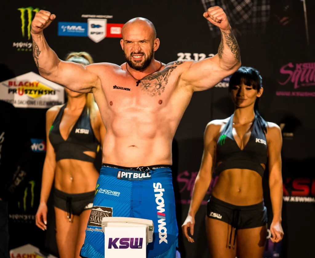 Do filmu trafił z dyskoteki, gdzie był "bramkarzem". Stworzył świetną rolę nietypowego gangstera "Strachu" w filmie Partyka Vegi "Pitbull. Nowe porządki". Oglądamy go także jako Andrzejka w serialu "M jak miłość". W sobotę, 6 grudnia, Tomasz Oświeciński świętuje 45. urodziny. Do filmu trafił z dyskoteki, gdzie był "bramkarzem". Stworzył świetną rolę nietypowego gangstera "Strachu" w filmie Partyka Vegi "Pitbull. Nowe porządki". Oglądamy go także jako Andrzejka w serialu "M jak miłość". W sobotę, 6 grudnia, Tomasz Oświeciński świętuje 45. urodziny.