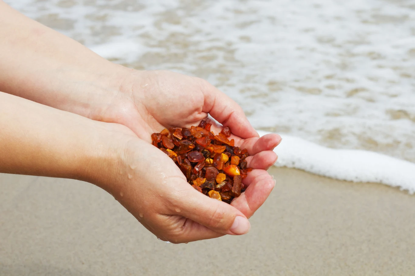 Kto powinien nosić bursztyn? Ochroni przed urokami i złymi ludźmi