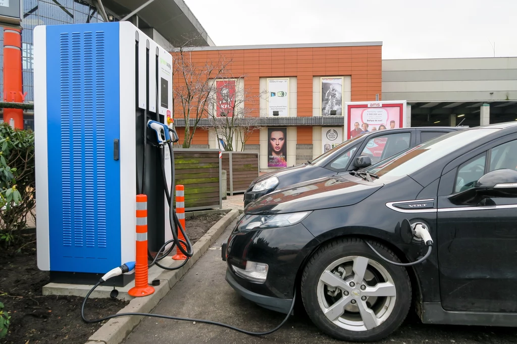 Auta są elektryczne są drogie, brakuje również stacji ładowania