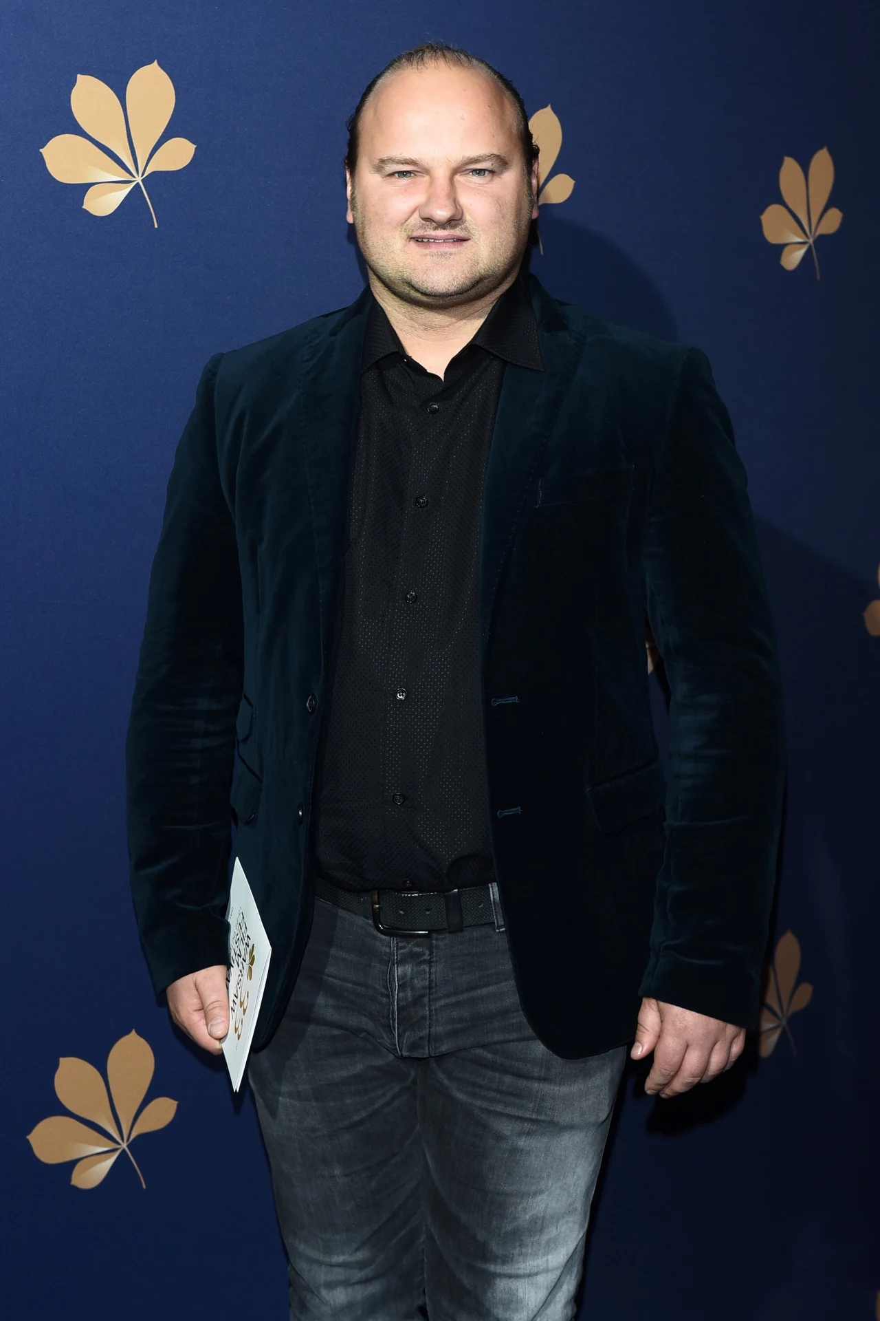 - Dobrze się czuję w butach aktora charakterystycznego. Henryk Bista, wspaniały polski aktor, był mistrzem drugiego planu. Stworzył mnóstwo doskonałych ról. Wydaje mi się, że tak jak jest Don Kichot, to musi być też Sancho Pansa. Tak jak jest Don Juan, to musi być Sganarel. Tak jak jest główny bohater, to jest też kumpel głównego bohatera. Wydaje mi się, że - generalnie - drugi plan, tak naprawdę, buduje pierwszy plan - mówi PAP Life Stankiewicz.

Jest korpulentny, jego fryzura to "krótko z przodu, długo z tyłu" (co wymusiła łysina), czasami z "wąsami na przedzie". Nie jest on amantem i też nie aspiruje do tej roli.