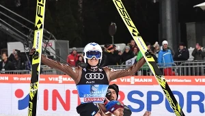 Kamil Stoch triumfuje na ramionach kolegów
