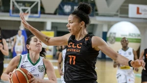 Koszykarka Pszczółki Polski-Cukier AZS-UMCS Lublin Dajana Butulija (z lewej) i Alysha Clark z CCC Polkowice