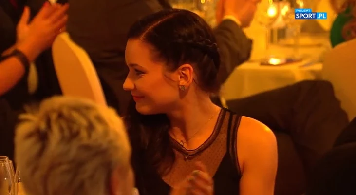 Lecz gdy wspominano o Kamilu Stochu, mogliśmy zobaczyć żonę... Stefana Huli Lecz gdy wspominano o Kamilu Stochu, mogliśmy zobaczyć żonę... Stefana Huli