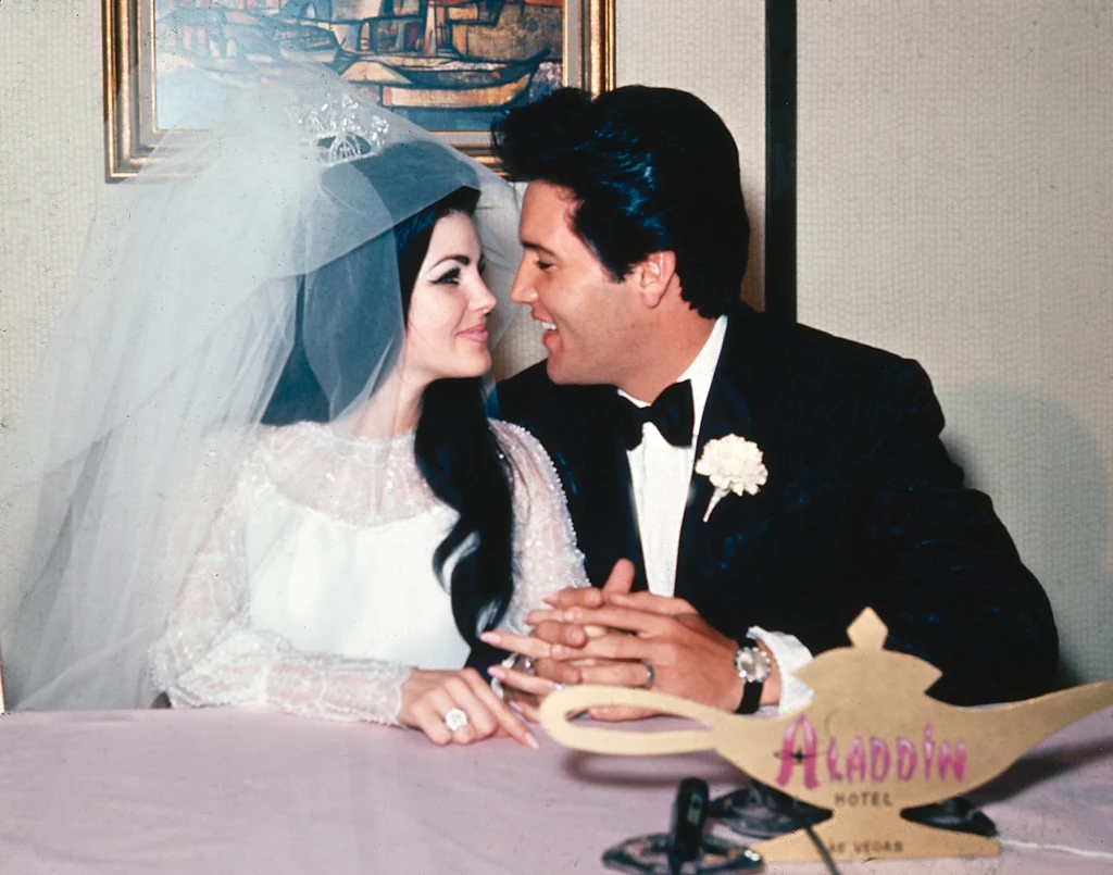 Priscilla Presley i Elvis Presley po ślubie w Las Vegas