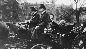 Prezydent USA Thomas Woodrow Wilson (trzyma w ręku kapelusz) i prezydent Francji Raymond Poincare (obok Amerykanina) w powozie, po przyjęciu Paktu Ligi Narodów na posiedzeniu plenarnym konferencji paryskiej