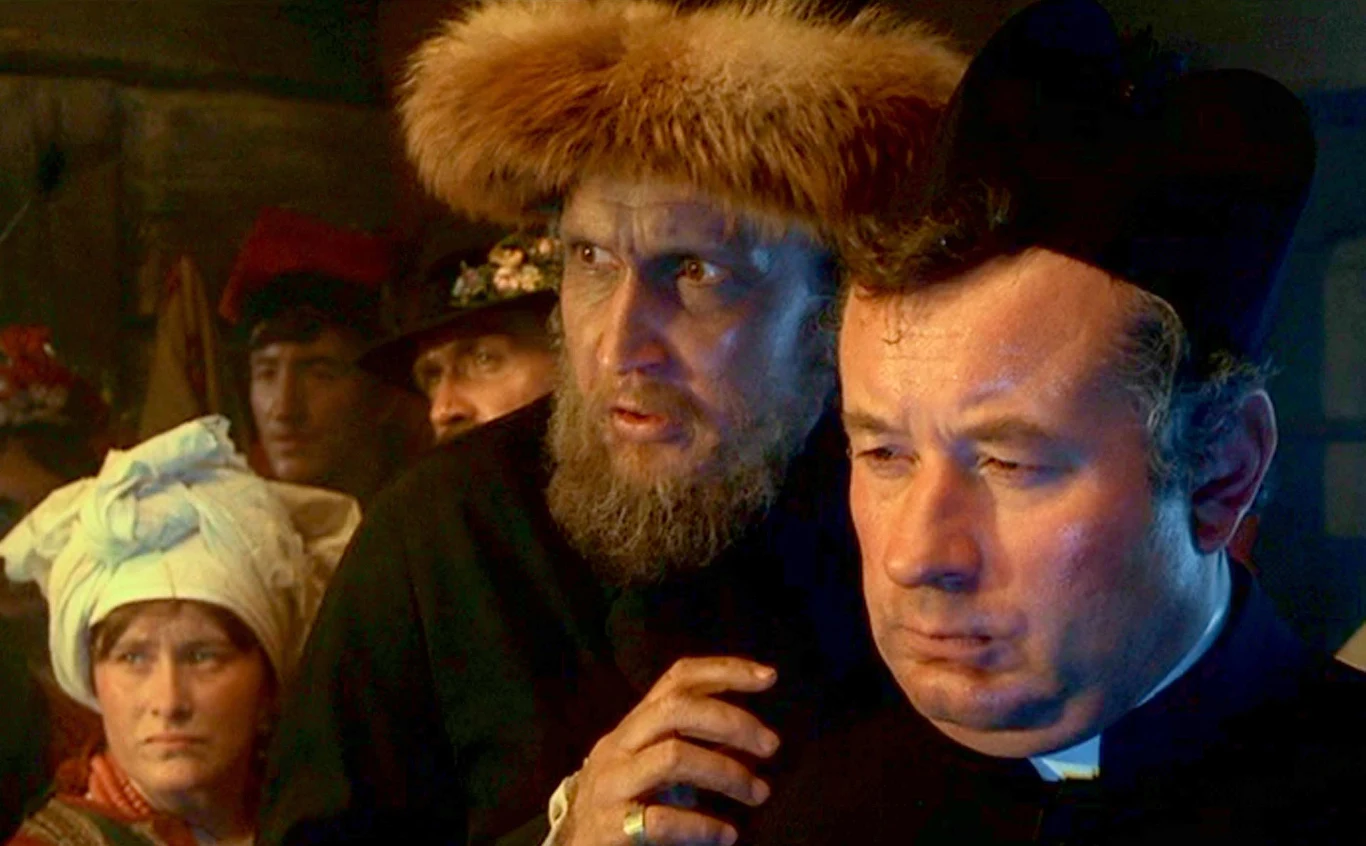 "Uczynienie rzeczywistości tego dramatu materialną, dotykalną, konkretną" - tym zabiegiem według Krzysztofa Teodora Toeplitza triumfował reżyser kinowej wersji "Wesela". "Izba weselna u Wajdy jest ciasna, duszna, tłoczna, sień wąska, podwórze błotniste, nijakie, w szopie obok sprzętu gospodarskiego walają się napoczęte płótna Gospodarza. I oto nagle ta rzeczywistość materialna przełamuje konwencję teatru" - pisał Toeplitz w 1973 roku w "Miesięczniku Literackim".