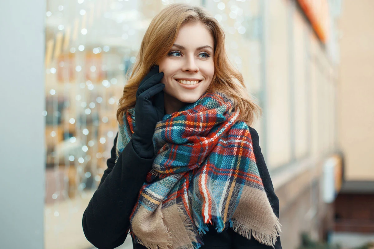 Źle dobrany szalik może przytłoczyć całą stylizację i zaburzyć proporcje sylwetki