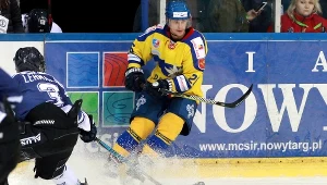 Zawodnik TatrySki Podhala Nowy Targ Filip Wielkiewicz (P) i Oskar Lehmann (L) z MH Automatyki Gdańsk 