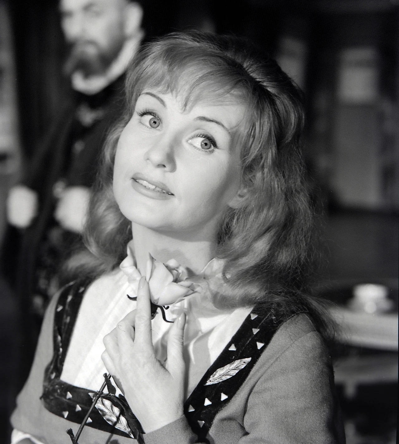 Felicja (Barbara Krafftówna), główna bohaterka filmu, jest młodą, początkującą aktorką, zakochaną bez wzajemności w koledze po fachu - Wiktorze Rawiczu (Zbigniew Cybulski). Gdy pada nań podejrzenie o zabicie folksdojcza, dziewczyna podejmuje się ukryć go w swoim mieszkaniu. Marzy, że Rawicz mieszkając z nią, odwzajemni jej uczucie. Żeby mieć ukochanego przy sobie, gotowa jest na każde poświęcenie. I rzeczywiście, los wystawi ją kilkakrotnie na bardzo ciężką próbę. Felicja przetrzyma jednak wszystko w nadziei, że Rawicz zostanie z nią także, gdy wojna się skończy. Nie dostrzega, że jej ofiara stała się dla niego ciężarem nie do zniesienia. Nie przypuszcza, że kiedy tylko nadarzy się sposobność aktor porzuci świadka swych upokorzeń, załamań i upadków.
Wiktor jest człowiekiem słabym, bez charakteru, stacza się coraz niżej. Tuż po zakończeniu wojny wraca do Felicji, ale tylko po to, by popełnić samobójstwo... Felicja pozbawiona złudzeń i większych ambicji zdobywa jednak wielką popularność dzięki udziałowi w radiowej sadze rodzinnej. A może także wiarę w sens życia.