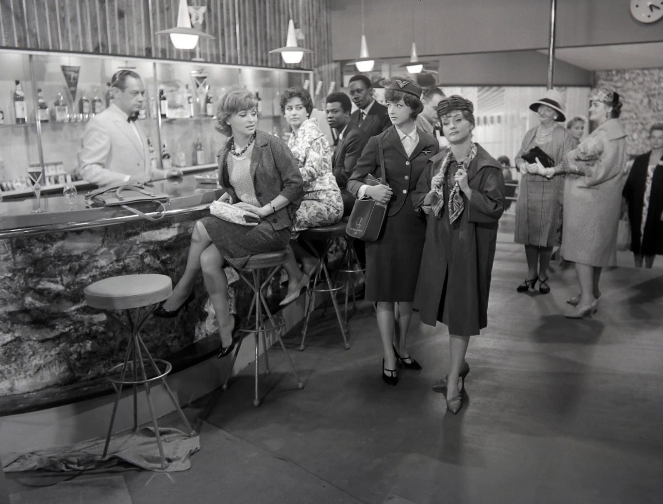 Film "Jak być kochaną" otrzymał w 1963 roku Złotą Kaczkę - nagrodę magazynu "Film" dla najlepszej produkcji sezonu. Był również pokazywany na festiwalu w San Francisco, gdzie zdobył główną nagrodę - Złote Wrota oraz wyróżnienia dla Barbary Krafftówny (najlepsza aktorka) i Kazimierza Brandysa (najlepszy scenariusz).