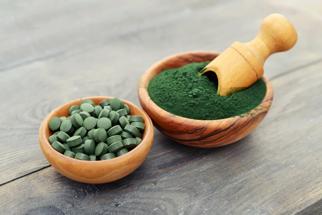 Spirulinę możemy dostarczać w postaci płynnej lub łykać tabletki Spirulinę możemy dostarczać w postaci płynnej lub łykać tabletki
