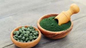 Spirulinę możemy dostarczać w postaci płynnej lub łykać tabletki