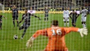 Neymar strzela gola z karnego dla PSG w meczu z Amiens SC 
