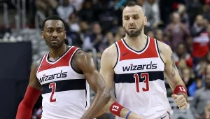 Marcin Gortat (z prawej) i John Wall