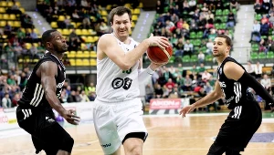 Zawodnik Stelmetu BC Zielona Góra Vladimir Dragicević (C) oraz Juan Palacios (L) i Kyle Weems (P) z Besiktasu Stambuł podczas meczu Ligi Mistrzów FIBA
