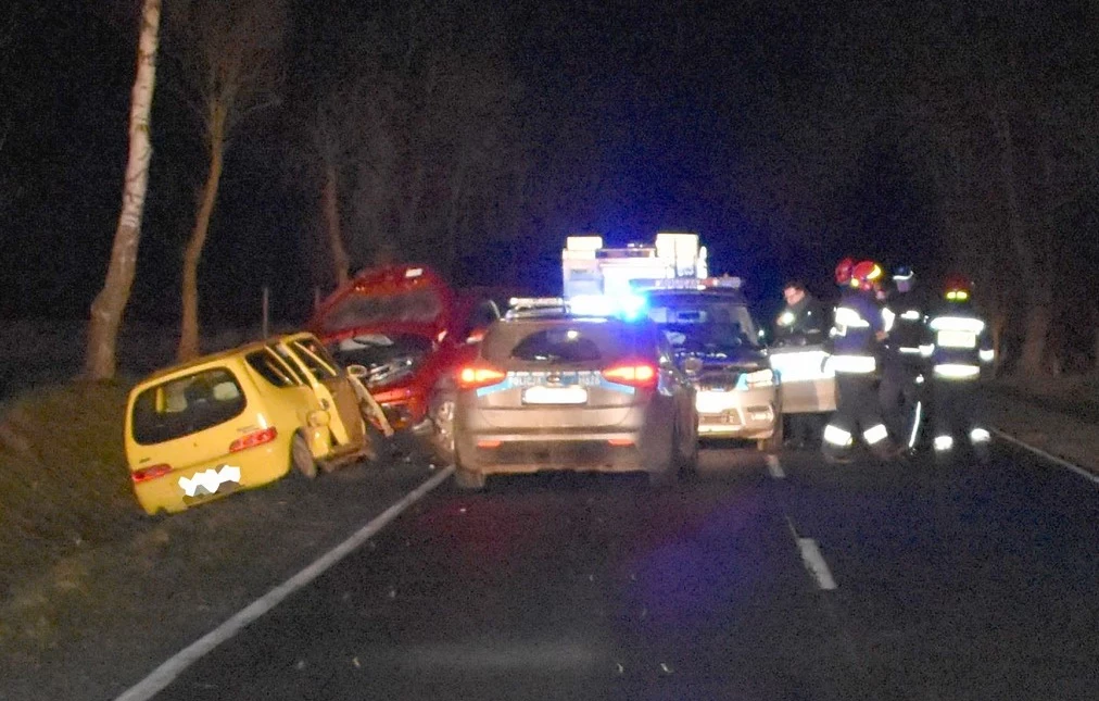 Policjanci zabezpieczali miejsca wypadku, gdy w ich auto uderzył pijany kierowca