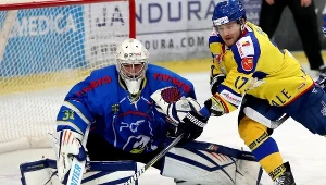 Zawodnik TatrySki Podhala Nowy Targ Elvijs Biezais (P) i bramkarz Janis Auzins (L) z PGE Orlika Opole