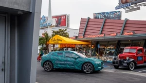 Zakamuflowany elektryczny Jaguar I-PACE  podczas jazd testowych