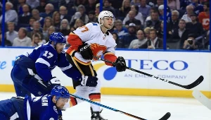Hokeiści Tampa Bay Lightning (niebieskie stroje) wysoko przegrali z Calgary Flames