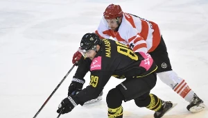 Zawodnik Comarch Cracovii Tomasz Sykora (L) oraz Patryk Wronka (P) z Tauronu GKS Katowice