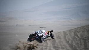 Carlos Sainz peugotem na trasie Rajdu Dakar.