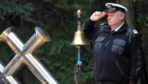 Apel Pamięci zorganizowany w ramach 25. rocznicy zatonięcia promu "Jan Heweliusz" przy pomniku pamięci ofiar na Cmentarzu Centralnym w Szczecinie