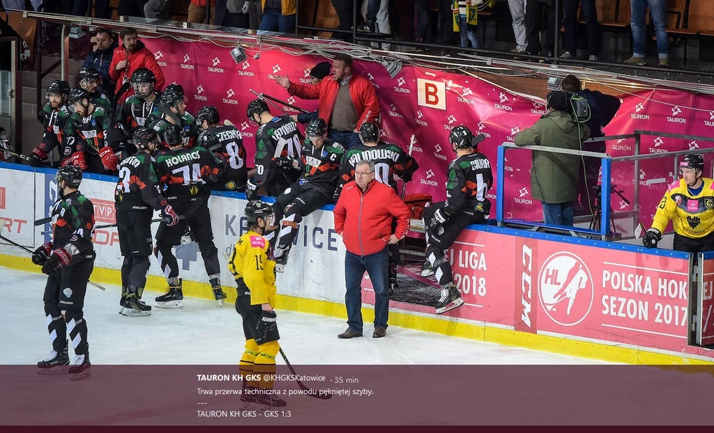 Rozbita pleksi w boksie GKS-u Tychy; źródło: konto Tauron KH GKS Katowice na Twitterze Rozbita pleksi w boksie GKS-u Tychy; źródło: konto Tauron KH GKS Katowice na Twitterze