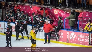 Rozbita pleksi w boksie GKS-u Tychy; źródło: konto Tauron KH GKS Katowice na Twitterze