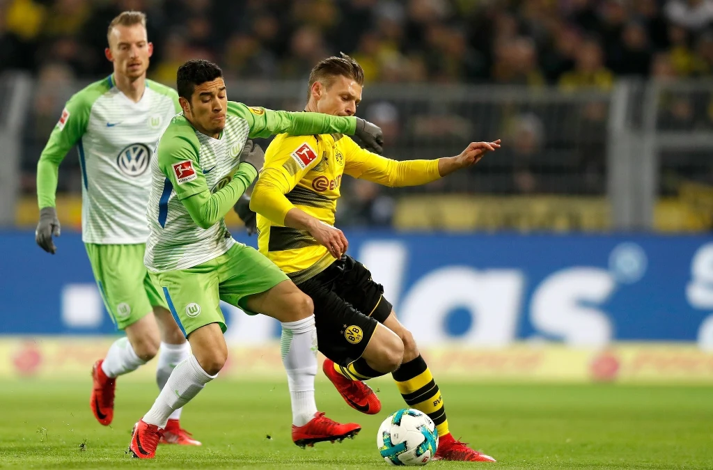Łukasz Piszczek (z prawej) w walce z piłkarzem VfL Wolfsburg De Asevedo Furtado