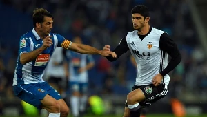Goncalo Guedes (z prawej) podczas meczu z Espanyolem Barcelona