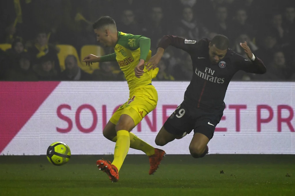 Andrei Girotto (z lewej) w starciu z Kylianem Mbappe Andrei Girotto (z lewej) w starciu z Kylianem Mbappe
