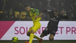 Andrei Girotto (z lewej) w starciu z Kylianem Mbappe